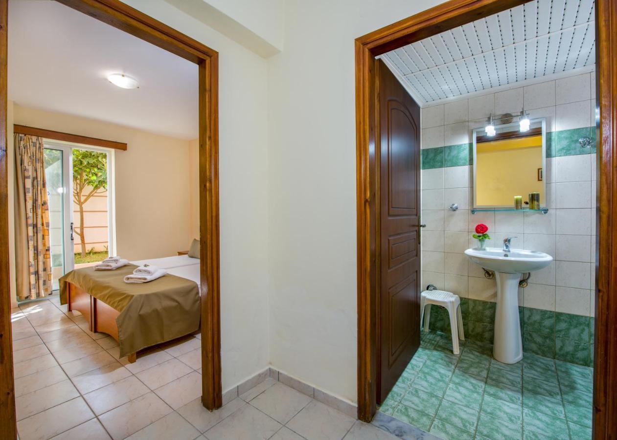 Dias Hotel Apartments Agia Marina Екстериор снимка