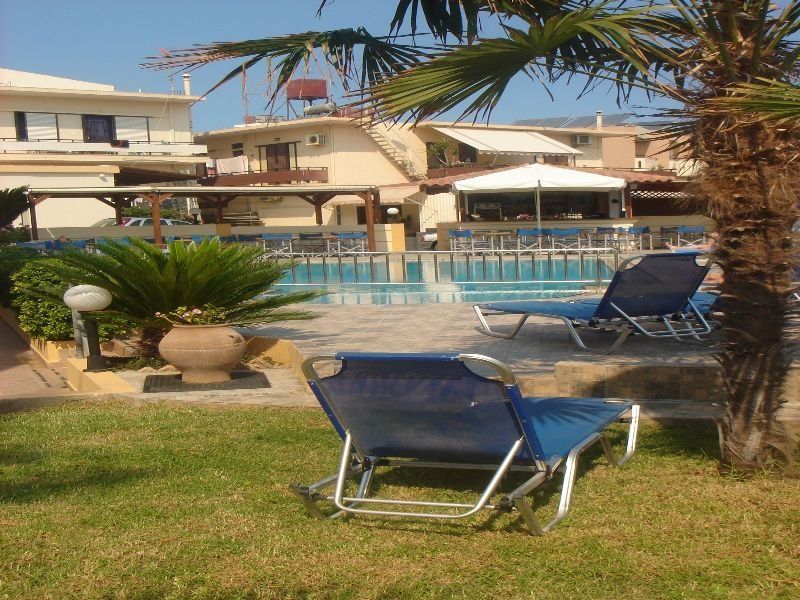 Dias Hotel Apartments Agia Marina Екстериор снимка