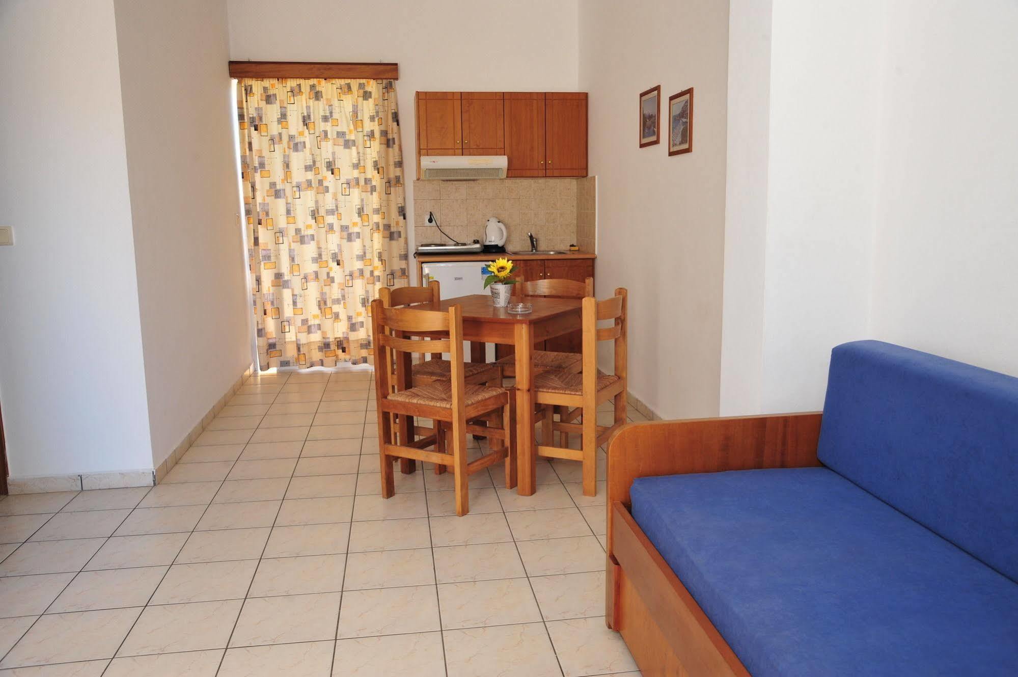Dias Hotel Apartments Agia Marina Екстериор снимка