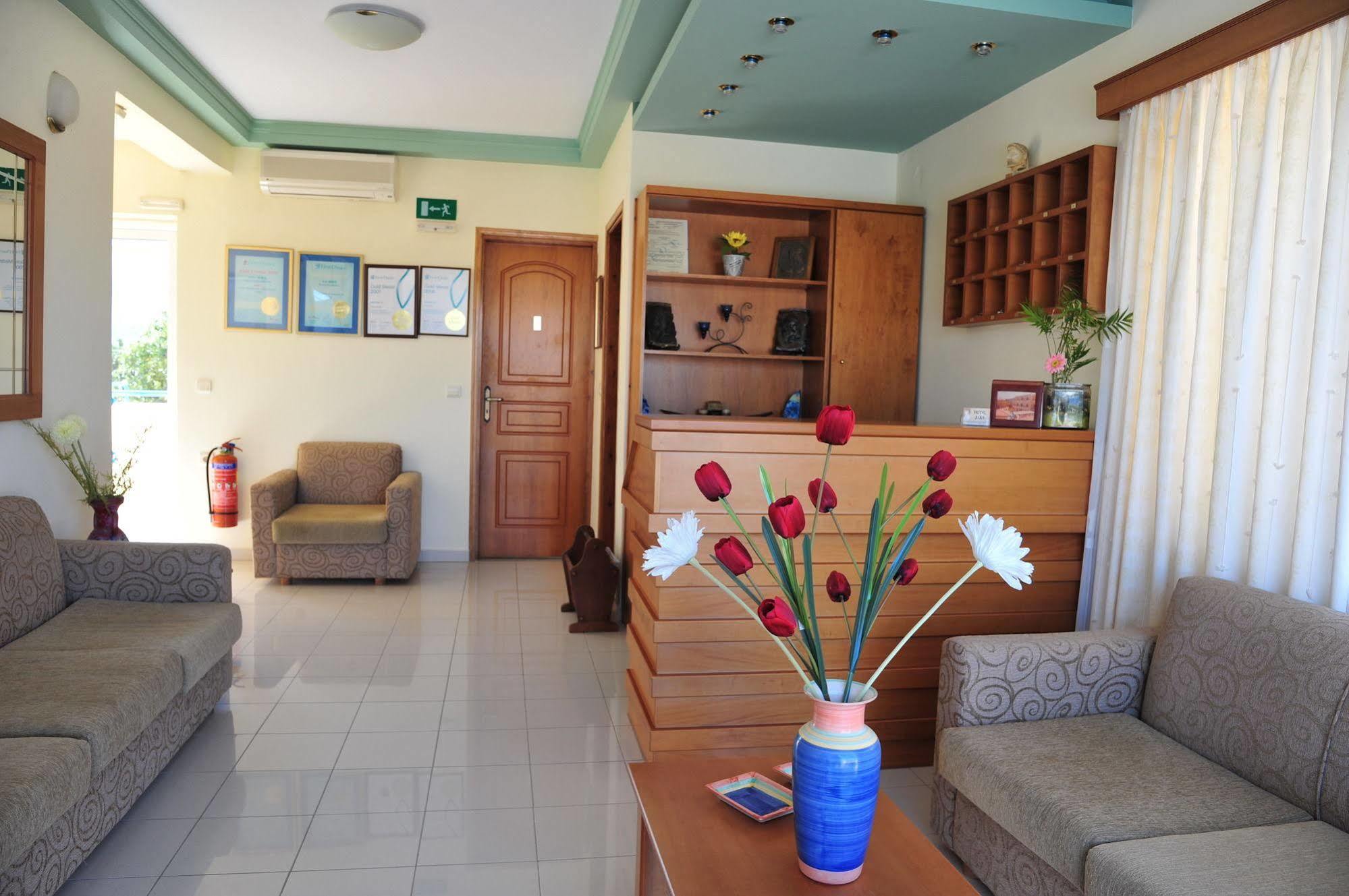 Dias Hotel Apartments Agia Marina Екстериор снимка