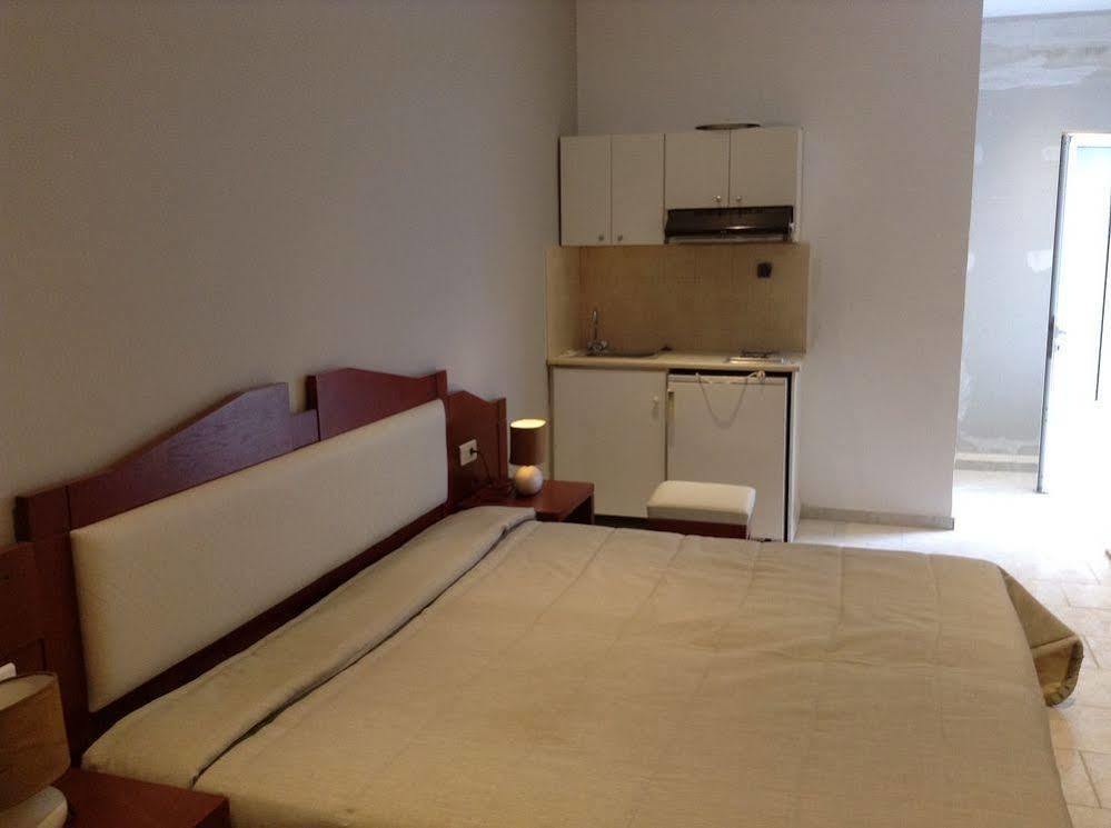 Dias Hotel Apartments Agia Marina Екстериор снимка